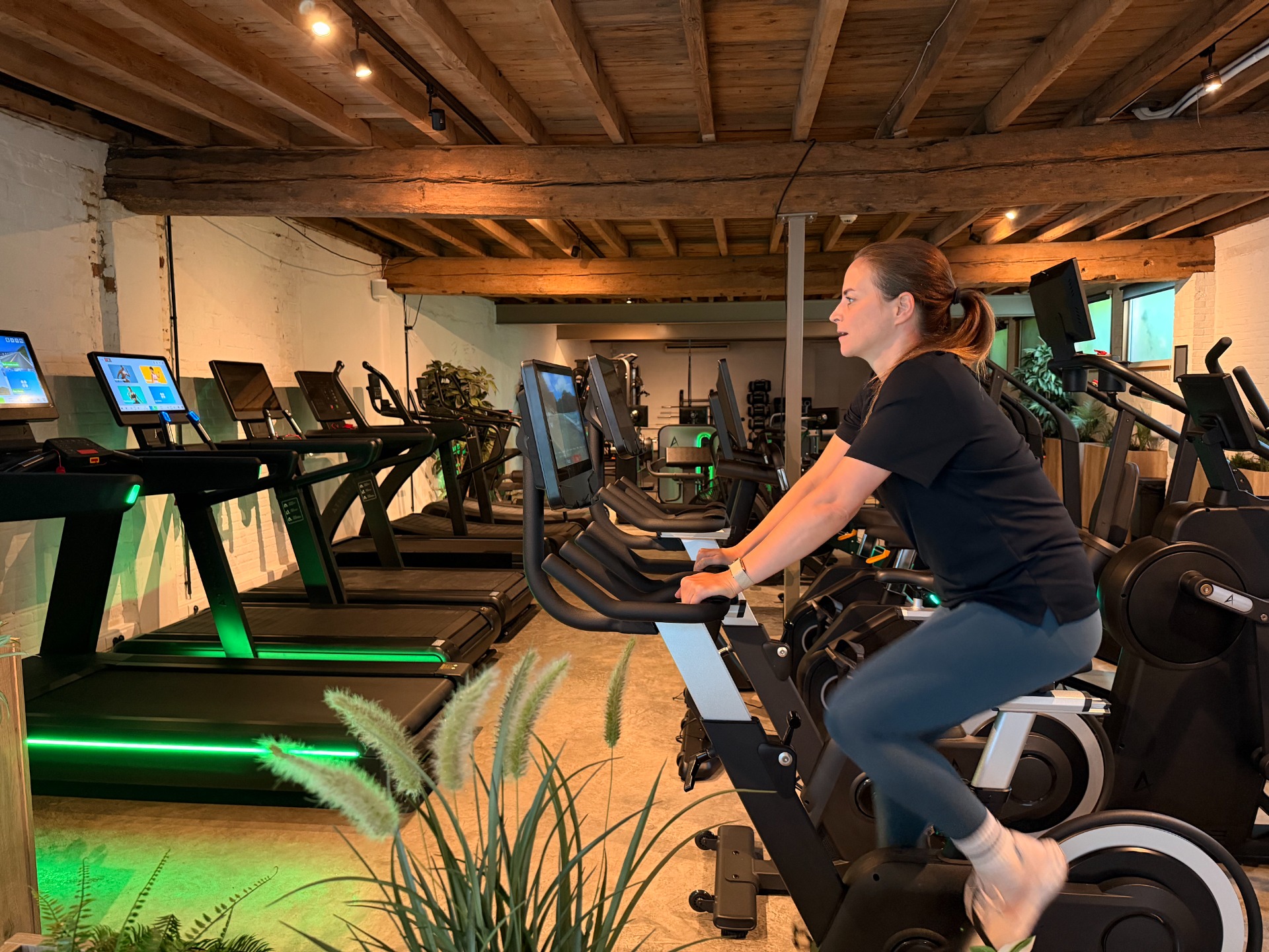 Premium fitnessruimte met design en functionaliteit bij Resolve