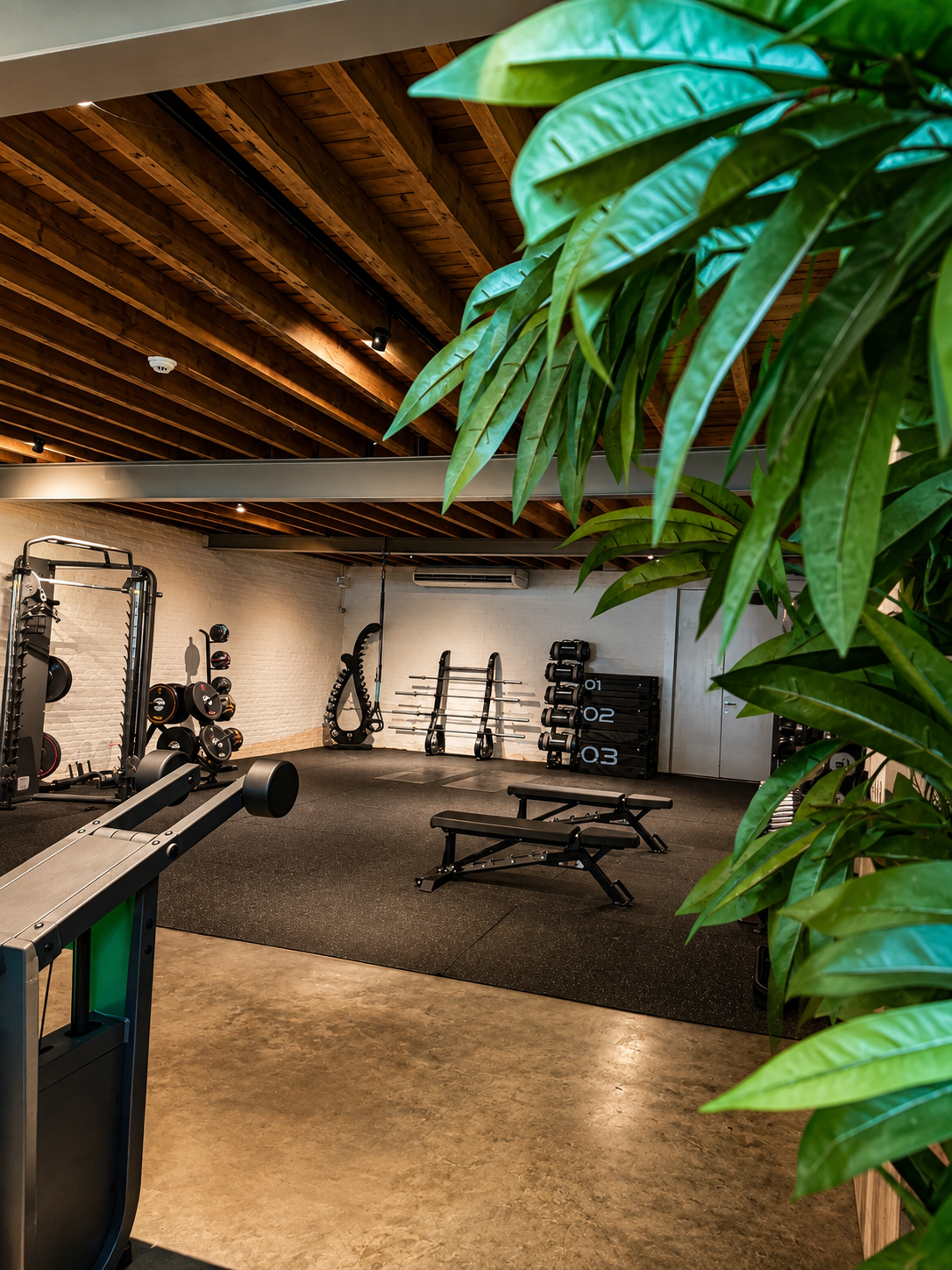 Coach begeleidt klant tijdens personal training bij Resolve