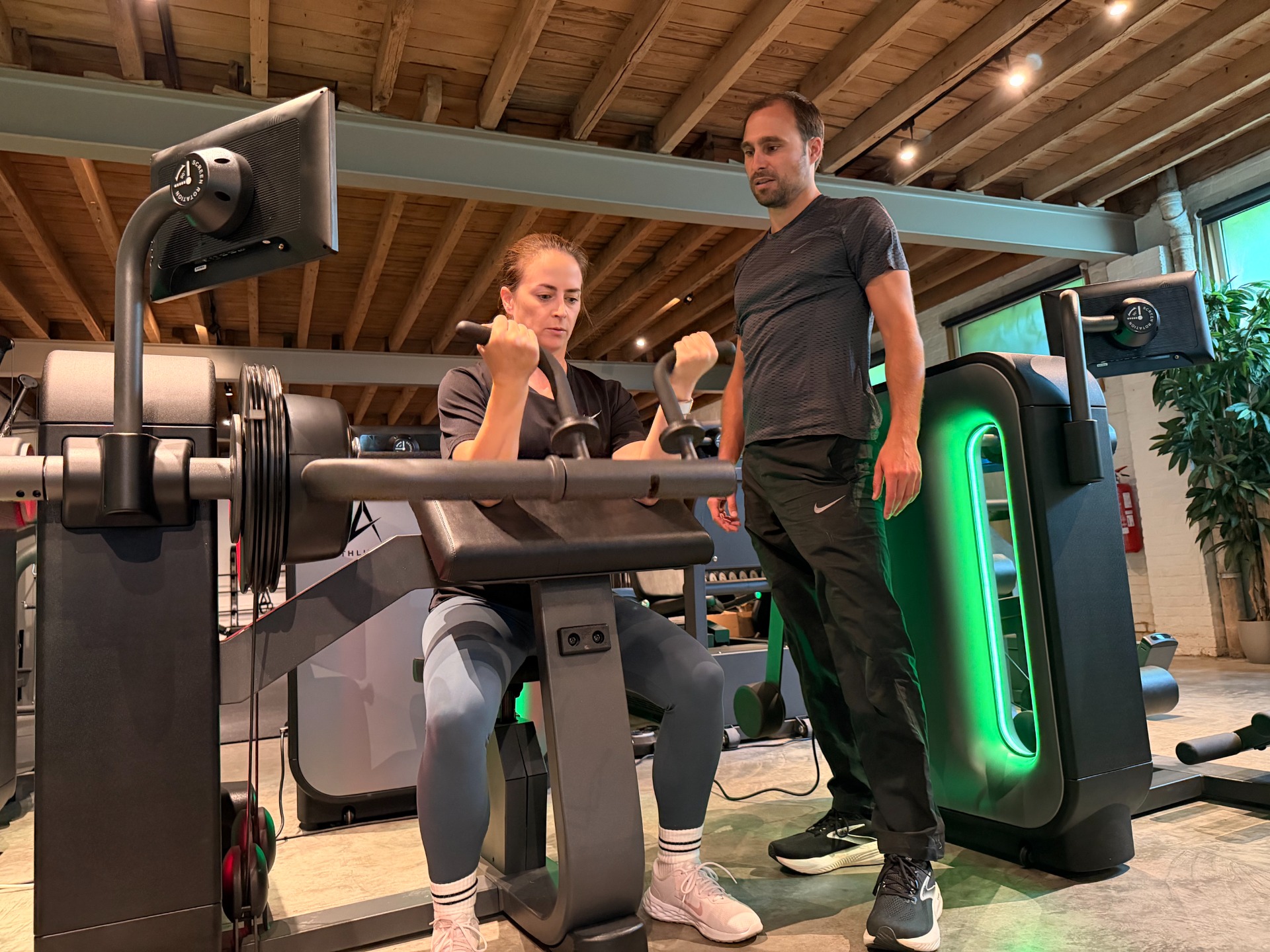 Coach begeleidt duurzame gezondheid bij Resolve Fitness